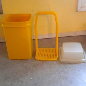 Tupperware "pick-a-deli" pickle keeper